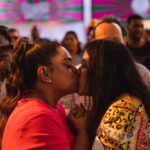 Regina Casé Instagram – Hoje, dia da mulher, eu começo mostrando essa aí, @beneditazerbini, minha filha, que me tornou mãe, me ensinou a gostar de ser mulher, a querer ser mulher, a amar uma outra mulher. 
Ela e outras mulheres incríveis organizaram essa festa linda para mim, e muitas foram me beijar e abraçar, como #AdrianaEsteves, @virginiacase, @patycase, @pretagil, @violetazerbini, @rita.zerbini, @sophiecharlotte1, @leticiacolin, @paulamiller, @clakopke, @donadamangueira, @taisdeverdade e @tete.pagodeira e mais tantas e tantas que não cabem aqui no carrossel, mas que moram no meu coração. 
Obrigada, mulheres. 
E a todas essas mulheres, as que eu já amo e admiro, e a todas que eu ainda vou conhecer, amar, admirar e aprender com elas. ❤️ 

#ReginaCase #Case70
