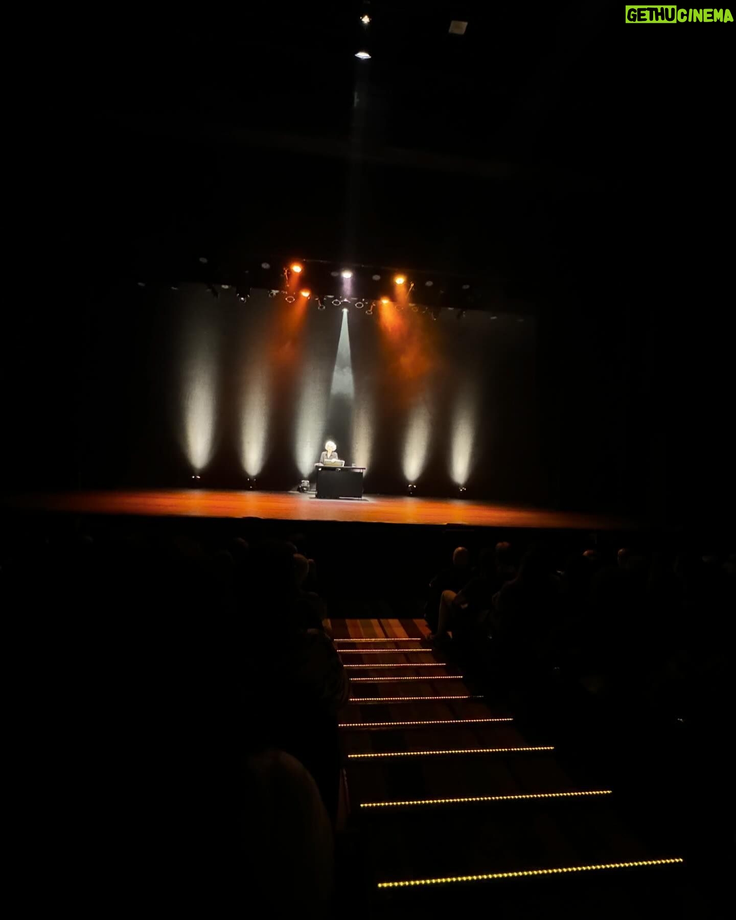 Regina Casé Instagram - Dá pra acreditar que essa mulher gigante depois de nos presentear com uma noite memorável no teatro,emoção no palco com o brilhantismo da nossa amada amiga @fernandamontenegrooficial e emoção na plateia onde eu e @eciavatta comovidos vimos @beneditazerbini e @joaopedrojanuario em lágrimas assistindo toda aquela potência, dá pra acreditar ,que antes que pudéssemos escrever gratos por essa maravilha que ela nos proporcionou ,essa mulher nos mandou flores para cada um,lindos cartões e esse presente (já de rapazinho) pro Roque?!?! Dá pra acreditar?!?!?! Fernanda você não existe!!! Ou melhor,ainda bem que você existe Fernanda!!! Nós te amamos muito!!!!!❤️