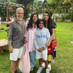 Regina Casé Instagram – ESTRELA!!!! ⭐️
Esse vai ser o nome da minha afilhada!
Que festa linda! Que dia emocionante! 
Emoção genuína, as famílias vibrando, convidados sambando alegres…
Que honra! Que alegria esse presente que @xandedepilares e @mikimbeth me deram!
Estrela, a dinda já te ama muito! ❤️