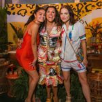Regina Casé Instagram – Hoje, dia da mulher, eu começo mostrando essa aí, @beneditazerbini, minha filha, que me tornou mãe, me ensinou a gostar de ser mulher, a querer ser mulher, a amar uma outra mulher. 
Ela e outras mulheres incríveis organizaram essa festa linda para mim, e muitas foram me beijar e abraçar, como #AdrianaEsteves, @virginiacase, @patycase, @pretagil, @violetazerbini, @rita.zerbini, @sophiecharlotte1, @leticiacolin, @paulamiller, @clakopke, @donadamangueira, @taisdeverdade e @tete.pagodeira e mais tantas e tantas que não cabem aqui no carrossel, mas que moram no meu coração. 
Obrigada, mulheres. 
E a todas essas mulheres, as que eu já amo e admiro, e a todas que eu ainda vou conhecer, amar, admirar e aprender com elas. ❤️ 

#ReginaCase #Case70