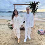 Regina Casé Instagram – Quando a gente vai a um casamento parece que a gente tá casando de novo…
E não são só as memórias mas a atmosfera,aquele amor todo se manifestando… e assim foi na celebração de @joalmeidabraga e @chicoalmendra  nessa tarde cheia de emoção,quando até a chuva parou ,as nuvens se afastaram pra mostrar um céu lindo cheio de cores ali na beirinha do mar. Até a maré foi subindo devagarinho pra não atrapalhar …
Toda felicidade pros noivos queridos,pra nós e pra todos os românticos que como eu choram em casamentos!😍