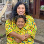 Regina Casé Instagram – E hoje… 11!!!!!! Corre pra ver esse carrossel de amor com uma foto pra cada um desses 11 anos!
Onze anos desse que, pra mim, continua um bebezinho que cabe dentro do meu vestido. 
Que consigo levantar com as pernas. 
Que carrego na carcunda. 
Que nado com ele nas costas. 
Que dorme comigo rente que nem pão quente. 
Que é o meu carrapatinho. 
Que não deixa eu beijar muito a barroquinha que ele tem no queixo. 
Que dança comigo, que dá risada, que faz birra.
Que quando eu pergunto quem é o meu amor e, ele tá quase dormindo, responde levantando só um dedinho. 
Que… mudou a minha vida. 
Roque, a mamãe te ama muito!❤️
#reginacasé  #mãeefilho