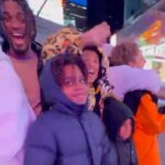 Regina Casé Instagram – All I Want For Christmas é isso aí! 🎅🏻🎄
Meus amores grudadinhos em mim em Nova York! ❤️🗽

#ReginaCase #NewYork #newyorkchristmas