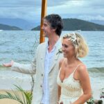 Regina Casé Instagram – Quando a gente vai a um casamento parece que a gente tá casando de novo…
E não são só as memórias mas a atmosfera,aquele amor todo se manifestando… e assim foi na celebração de @joalmeidabraga e @chicoalmendra  nessa tarde cheia de emoção,quando até a chuva parou ,as nuvens se afastaram pra mostrar um céu lindo cheio de cores ali na beirinha do mar. Até a maré foi subindo devagarinho pra não atrapalhar …
Toda felicidade pros noivos queridos,pra nós e pra todos os românticos que como eu choram em casamentos!😍