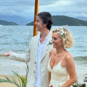 Regina Casé Instagram - Quando a gente vai a um casamento parece que a gente tá casando de novo…
E não são só as memórias mas a atmosfera,aquele amor todo se manifestando… e assim foi na celebração de @joalmeidabraga e @chicoalmendra  nessa tarde cheia de emoção,quando até a chuva parou ,as nuvens se afastaram pra mostrar um céu lindo cheio de cores ali na beirinha do mar. Até a maré foi subindo devagarinho pra não atrapalhar …
Toda felicidade pros noivos queridos,pra nós e pra todos os românticos que como eu choram em casamentos!😍