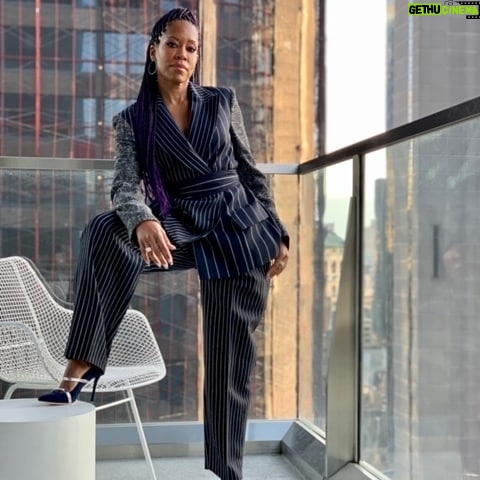 Regina King Instagram - Black Girls Rock 2019 Styled by: @waymanandmicah @oscardelarenta @chopard @malonsouliers Makeup : @oslynholder Braids: @angiehairstyles Hair styled by: @touched_by_tiff Nails: @misspopnails
