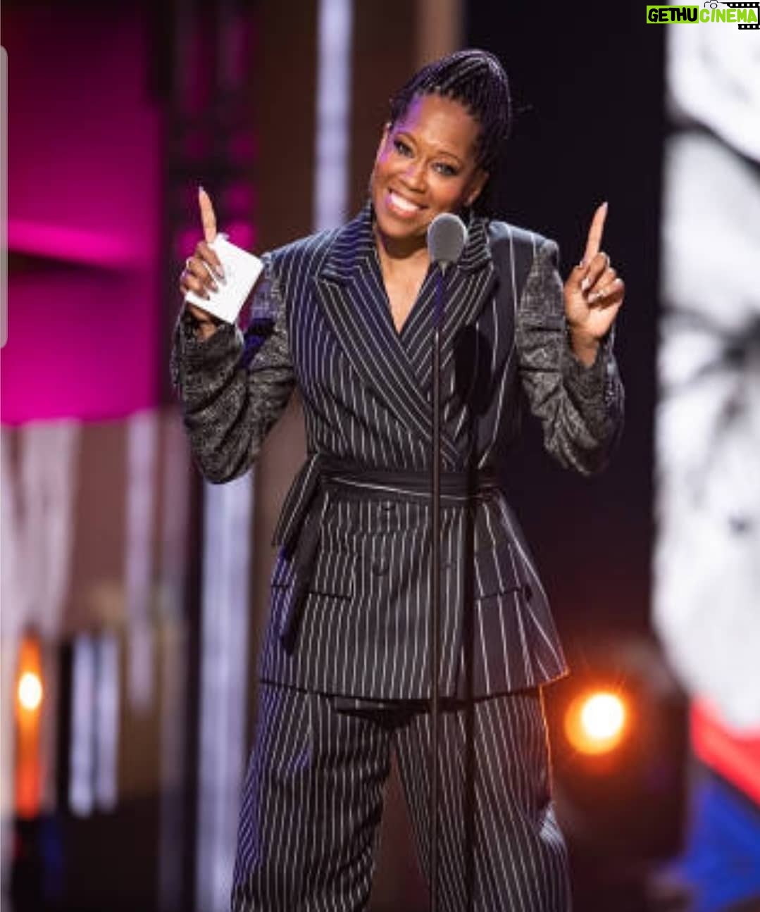 Regina King Instagram - Black Girls Rock 2019 Styled by: @waymanandmicah @oscardelarenta @chopard @malonsouliers Makeup : @oslynholder Braids: @angiehairstyles Hair styled by: @touched_by_tiff Nails: @misspopnails