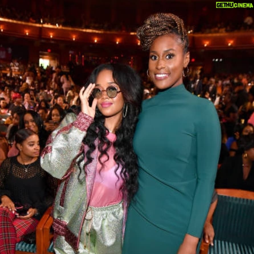 Regina King Instagram - #blackgirlsrock2019 Tonight 8/7 pm central on @bet 💜Showering love on each other💜