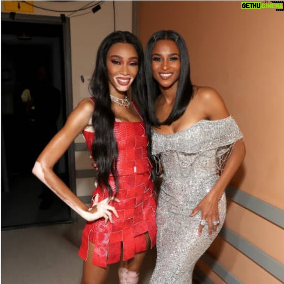 Regina King Instagram - #blackgirlsrock2019 Tonight 8/7 pm central on @bet 💜Showering love on each other💜