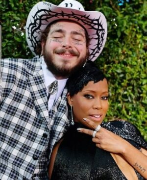 Regina King Instagram - My 1st AMAs
-when the glam squad comes thru you play Badu
-sharing your first with your favorite -cuz I think its a cute pic 👀
-and the category is...winners circle
-Lizzo's Mama is so pretty
-you know you the ish when you got emmy winners photobombing yo pic
-his smile so cute I had to "Post"😜
-and Artist of the year is....
-congrats @taylorswift 😘🥰