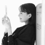 Reina Triendl Instagram - すーっと馴染んで、瞬時にハリとうるおいを感じた部分用美容液♡ 美容医療発想でヒアルロン酸を補充できるのだそう。すごい、、! メイクの上からも使えるので、これから手放せなくなりそう🤤 私は香りもすごく好きで、昨晩寝る前につけたら幸せな気持ちになりました🕊️ #カプチュールトータル　#ヒアルショット #SUPPORTEDBYDIOR