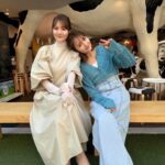 Reina Triendl Instagram - それトリの撮影をルナとしました🐮 楽しかった〜！北海道の魅力がたっぷり詰まってます🌽 ぜひ♡ 3月31日（日）ひる1時〜 UHBで北海道ローカル放送 『それはまるでトリンドルな1日旅でした。』 #それトリ #姉妹旅 #北海道 #北海道食材