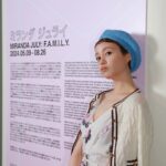Reina Triendl Instagram - 今日から8/26までプラダ青山店 6Fにて開催される、プラダ財団によるミランダ・ジュライの展覧会「MIRANDA JULY: F.A.M.I.L.Y.」♡ インスタグラムを通じて人間関係のあり方を考察した、最新作のマルチチャンネルビデオインスタレーションを鑑賞してきました。 ファッションは、2024プレフォールコレクションのフラワープリントのドレスに、小物をプラスした遊び心のあるコーディネート❤︎ 髪切ってからベレー帽に初挑戦したよ☺︎ 所々にある薄ピンクに癒されながら、 アー トもファッションも楽しんだ1日でした♡ 個人的にはいただいたポスターがすごーくお気に入り🐅 #MIRANDAJULY #PRADA #PradaGalleria #PR
