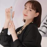Reina Triendl Instagram - すーっと馴染んで、瞬時にハリとうるおいを感じた部分用美容液♡ 美容医療発想でヒアルロン酸を補充できるのだそう。すごい、、! メイクの上からも使えるので、これから手放せなくなりそう🤤 私は香りもすごく好きで、昨晩寝る前につけたら幸せな気持ちになりました🕊️ #カプチュールトータル　#ヒアルショット #SUPPORTEDBYDIOR
