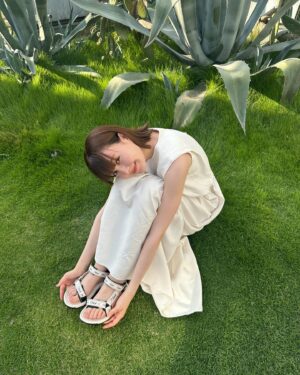 Reina Triendl Instagram - 私の夏🍃

@bemyflora のカラダに優しいおやつ食べたり😋

@chloe × @teva のサンダル履いたり👡

ピラティスに行ったり🤸‍♂️(ポーズが意外とキツくて笑っちゃってる)

大好きなお蕎麦屋さんに行ったり🍃

ゴロゴロしたり、
にゃんこに癒されたり🐈

🍉☺️

あ、1枚目と2枚目のワンピースは、
@intimite_onemile のです。
ヘビロテしてる😚