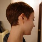 Reina Triendl Instagram - ヘアのメンテナンス後に @ueda0902 さんがぱぱっと 撮ってくれた🐬 お仕事始めて一番最初に出会った美容師さん。 そんな植田さんに、 カットしてて楽しかった〜!ありがとう😊と言われた☺️ てへ。 いやいや、こちらこそです☺️ 因みに、しっとりするシャンプーを教えてもらって使ってみたら…全然違う!まとまりやすい！ベリショは奥が深いです♡