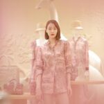 Reina Triendl Instagram - @dior 🕊️♡ House of Dior Ginza にて行われている 「ディオリビエラ」のポップインストアへ🐅🦒 虎や猿のモチーフやアンニュイなピンクのお洋服は幻想的な旅を思い起こさせてくれる…🦩♡ カフェ ディオール by ラデュレにもお邪魔して優雅なひとときを過ごさせていただきました #DIORIVIERA  #cafediorbyladuree #SupportedbyDior #PR