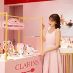 Reina Triendl Instagram – クラランス パティスリー コレクション
にお邪魔しました🧁

ピンクのかわいく大人な世界観がすてきで…♡
フィックスメイクアップに刻印してもらえたり、ショッパーがまたかわいくて、、自分にも人にもプレゼントしたくなりました🤤

つけてるリップもいいでしょ😚？
コレクションアイテムのものです😚

植物へのこだわり🌿とフランスのパティスリー文化から生まれたパッケージや香りにも癒されました。

2/14（水）〜2/20（火）
新宿伊勢丹本館 1階にてポップアップ開催中です。ぜひに❤︎

#PR #クラランス #クラランスパティスリー
#clarins