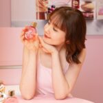 Reina Triendl Instagram – クラランス パティスリー コレクション
にお邪魔しました🧁

ピンクのかわいく大人な世界観がすてきで…♡
フィックスメイクアップに刻印してもらえたり、ショッパーがまたかわいくて、、自分にも人にもプレゼントしたくなりました🤤

つけてるリップもいいでしょ😚？
コレクションアイテムのものです😚

植物へのこだわり🌿とフランスのパティスリー文化から生まれたパッケージや香りにも癒されました。

2/14（水）〜2/20（火）
新宿伊勢丹本館 1階にてポップアップ開催中です。ぜひに❤︎

#PR #クラランス #クラランスパティスリー
#clarins