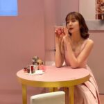 Reina Triendl Instagram – クラランス パティスリー コレクション
にお邪魔しました🧁

ピンクのかわいく大人な世界観がすてきで…♡
フィックスメイクアップに刻印してもらえたり、ショッパーがまたかわいくて、、自分にも人にもプレゼントしたくなりました🤤

つけてるリップもいいでしょ😚？
コレクションアイテムのものです😚

植物へのこだわり🌿とフランスのパティスリー文化から生まれたパッケージや香りにも癒されました。

2/14（水）〜2/20（火）
新宿伊勢丹本館 1階にてポップアップ開催中です。ぜひに❤︎

#PR #クラランス #クラランスパティスリー
#clarins