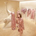 Reina Triendl Instagram - @dior 🕊️♡ House of Dior Ginza にて行われている 「ディオリビエラ」のポップインストアへ🐅🦒 虎や猿のモチーフやアンニュイなピンクのお洋服は幻想的な旅を思い起こさせてくれる…🦩♡ カフェ ディオール by ラデュレにもお邪魔して優雅なひとときを過ごさせていただきました #DIORIVIERA  #cafediorbyladuree #SupportedbyDior #PR