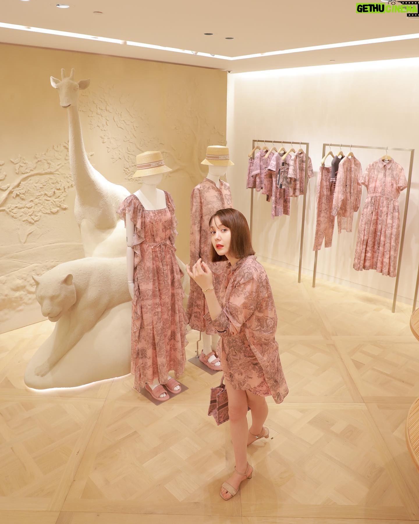 Reina Triendl Instagram - @dior 🕊️♡ House of Dior Ginza にて行われている 「ディオリビエラ」のポップインストアへ🐅🦒 虎や猿のモチーフやアンニュイなピンクのお洋服は幻想的な旅を思い起こさせてくれる…🦩♡ カフェ ディオール by ラデュレにもお邪魔して優雅なひとときを過ごさせていただきました #DIORIVIERA #cafediorbyladuree #SupportedbyDior #PR