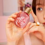 Reina Triendl Instagram - クラランス パティスリー コレクション にお邪魔しました🧁 ピンクのかわいく大人な世界観がすてきで…♡ フィックスメイクアップに刻印してもらえたり、ショッパーがまたかわいくて、、自分にも人にもプレゼントしたくなりました🤤 つけてるリップもいいでしょ😚？ コレクションアイテムのものです😚 植物へのこだわり🌿とフランスのパティスリー文化から生まれたパッケージや香りにも癒されました。 2/14（水）〜2/20（火） 新宿伊勢丹本館 1階にてポップアップ開催中です。ぜひに❤︎ #PR #クラランス #クラランスパティスリー #clarins