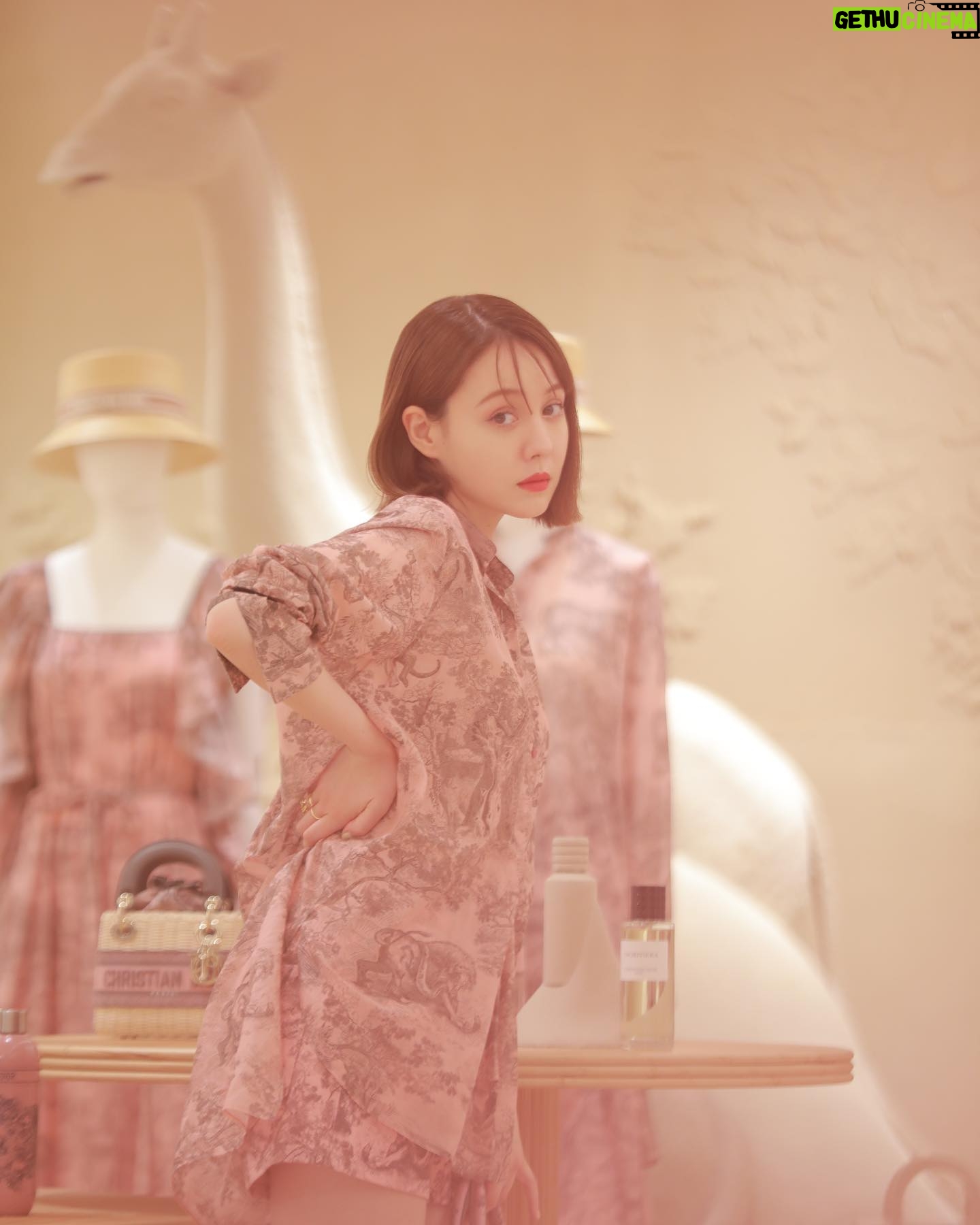 Reina Triendl Instagram - @dior 🕊️♡ House of Dior Ginza にて行われている 「ディオリビエラ」のポップインストアへ🐅🦒 虎や猿のモチーフやアンニュイなピンクのお洋服は幻想的な旅を思い起こさせてくれる…🦩♡ カフェ ディオール by ラデュレにもお邪魔して優雅なひとときを過ごさせていただきました #DIORIVIERA #cafediorbyladuree #SupportedbyDior #PR