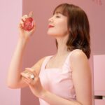Reina Triendl Instagram - クラランス パティスリー コレクション にお邪魔しました🧁 ピンクのかわいく大人な世界観がすてきで…♡ フィックスメイクアップに刻印してもらえたり、ショッパーがまたかわいくて、、自分にも人にもプレゼントしたくなりました🤤 つけてるリップもいいでしょ😚？ コレクションアイテムのものです😚 植物へのこだわり🌿とフランスのパティスリー文化から生まれたパッケージや香りにも癒されました。 2/14（水）〜2/20（火） 新宿伊勢丹本館 1階にてポップアップ開催中です。ぜひに❤︎ #PR #クラランス #クラランスパティスリー #clarins