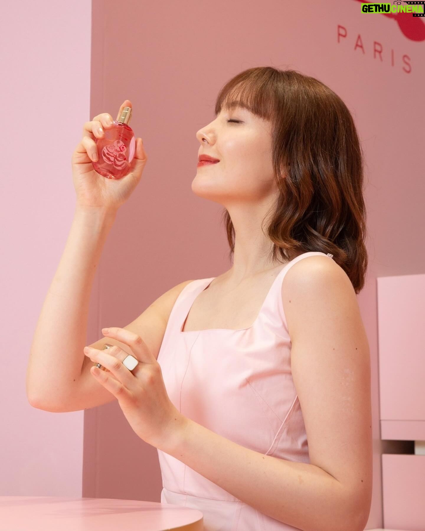 Reina Triendl Instagram - クラランス パティスリー コレクション にお邪魔しました🧁 ピンクのかわいく大人な世界観がすてきで…♡ フィックスメイクアップに刻印してもらえたり、ショッパーがまたかわいくて、、自分にも人にもプレゼントしたくなりました🤤 つけてるリップもいいでしょ😚? コレクションアイテムのものです😚 植物へのこだわり🌿とフランスのパティスリー文化から生まれたパッケージや香りにも癒されました。 2/14(水)〜2/20(火) 新宿伊勢丹本館 1階にてポップアップ開催中です。ぜひに❤︎ #PR #クラランス #クラランスパティスリー #clarins