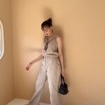 Reina Triendl Instagram - @zara のジャンプスーツをゲットした✌︎ ネットで見ていたらかわいくて、すぐお店に見に行っちゃいました🚶軽い素材で、なんて楽ちん♡ バッグは、 @miumiu ♡ ビーサンは、　@oofos 😚