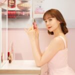Reina Triendl Instagram - クラランス パティスリー コレクション にお邪魔しました🧁 ピンクのかわいく大人な世界観がすてきで…♡ フィックスメイクアップに刻印してもらえたり、ショッパーがまたかわいくて、、自分にも人にもプレゼントしたくなりました🤤 つけてるリップもいいでしょ😚？ コレクションアイテムのものです😚 植物へのこだわり🌿とフランスのパティスリー文化から生まれたパッケージや香りにも癒されました。 2/14（水）〜2/20（火） 新宿伊勢丹本館 1階にてポップアップ開催中です。ぜひに❤︎ #PR #クラランス #クラランスパティスリー #clarins