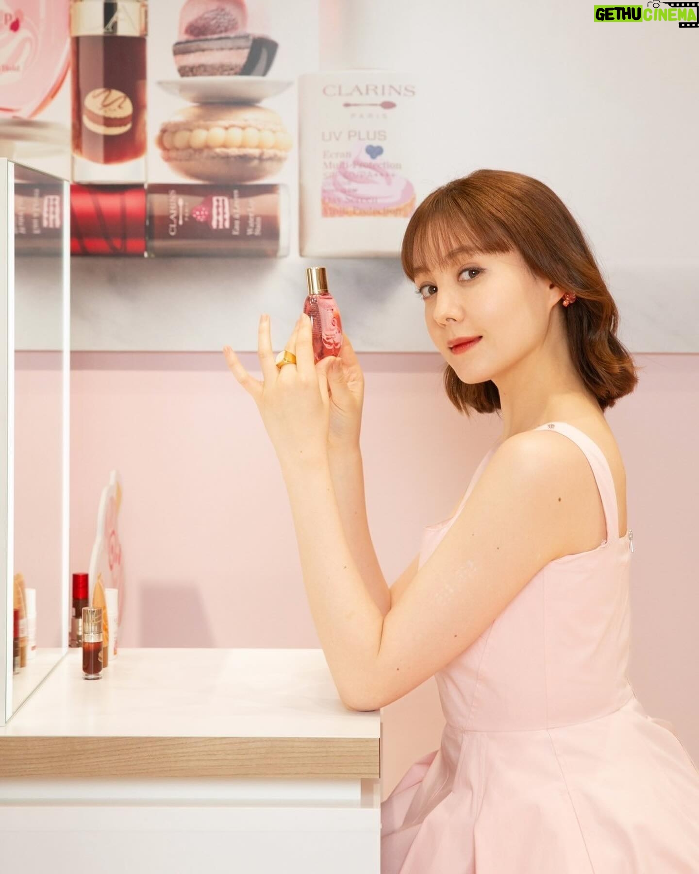 Reina Triendl Instagram - クラランス パティスリー コレクション にお邪魔しました🧁 ピンクのかわいく大人な世界観がすてきで…♡ フィックスメイクアップに刻印してもらえたり、ショッパーがまたかわいくて、、自分にも人にもプレゼントしたくなりました🤤 つけてるリップもいいでしょ😚? コレクションアイテムのものです😚 植物へのこだわり🌿とフランスのパティスリー文化から生まれたパッケージや香りにも癒されました。 2/14(水)〜2/20(火) 新宿伊勢丹本館 1階にてポップアップ開催中です。ぜひに❤︎ #PR #クラランス #クラランスパティスリー #clarins