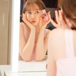 Reina Triendl Instagram - クラランス パティスリー コレクション にお邪魔しました🧁 ピンクのかわいく大人な世界観がすてきで…♡ フィックスメイクアップに刻印してもらえたり、ショッパーがまたかわいくて、、自分にも人にもプレゼントしたくなりました🤤 つけてるリップもいいでしょ😚？ コレクションアイテムのものです😚 植物へのこだわり🌿とフランスのパティスリー文化から生まれたパッケージや香りにも癒されました。 2/14（水）〜2/20（火） 新宿伊勢丹本館 1階にてポップアップ開催中です。ぜひに❤︎ #PR #クラランス #クラランスパティスリー #clarins
