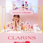 Reina Triendl Instagram – クラランス パティスリー コレクション
にお邪魔しました🧁

ピンクのかわいく大人な世界観がすてきで…♡
フィックスメイクアップに刻印してもらえたり、ショッパーがまたかわいくて、、自分にも人にもプレゼントしたくなりました🤤

つけてるリップもいいでしょ😚？
コレクションアイテムのものです😚

植物へのこだわり🌿とフランスのパティスリー文化から生まれたパッケージや香りにも癒されました。

2/14（水）〜2/20（火）
新宿伊勢丹本館 1階にてポップアップ開催中です。ぜひに❤︎

#PR #クラランス #クラランスパティスリー
#clarins