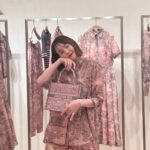Reina Triendl Instagram - @dior 🕊️♡ House of Dior Ginza にて行われている 「ディオリビエラ」のポップインストアへ🐅🦒 虎や猿のモチーフやアンニュイなピンクのお洋服は幻想的な旅を思い起こさせてくれる…🦩♡ カフェ ディオール by ラデュレにもお邪魔して優雅なひとときを過ごさせていただきました #DIORIVIERA  #cafediorbyladuree #SupportedbyDior #PR