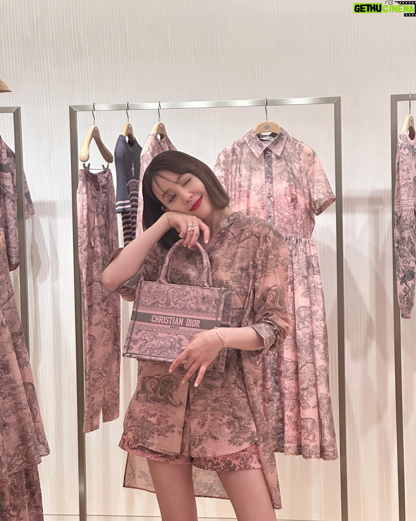 Reina Triendl Instagram - @dior 🕊️♡ House of Dior Ginza にて行われている 「ディオリビエラ」のポップインストアへ🐅🦒 虎や猿のモチーフやアンニュイなピンクのお洋服は幻想的な旅を思い起こさせてくれる…🦩♡ カフェ ディオール by ラデュレにもお邪魔して優雅なひとときを過ごさせていただきました #DIORIVIERA #cafediorbyladuree #SupportedbyDior #PR