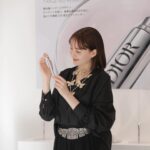 Reina Triendl Instagram - すーっと馴染んで、瞬時にハリとうるおいを感じた部分用美容液♡ 美容医療発想でヒアルロン酸を補充できるのだそう。すごい、、! メイクの上からも使えるので、これから手放せなくなりそう🤤 私は香りもすごく好きで、昨晩寝る前につけたら幸せな気持ちになりました🕊️ #カプチュールトータル　#ヒアルショット #SUPPORTEDBYDIOR
