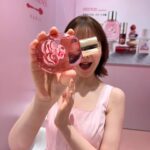 Reina Triendl Instagram – クラランス パティスリー コレクション
にお邪魔しました🧁

ピンクのかわいく大人な世界観がすてきで…♡
フィックスメイクアップに刻印してもらえたり、ショッパーがまたかわいくて、、自分にも人にもプレゼントしたくなりました🤤

つけてるリップもいいでしょ😚？
コレクションアイテムのものです😚

植物へのこだわり🌿とフランスのパティスリー文化から生まれたパッケージや香りにも癒されました。

2/14（水）〜2/20（火）
新宿伊勢丹本館 1階にてポップアップ開催中です。ぜひに❤︎

#PR #クラランス #クラランスパティスリー
#clarins