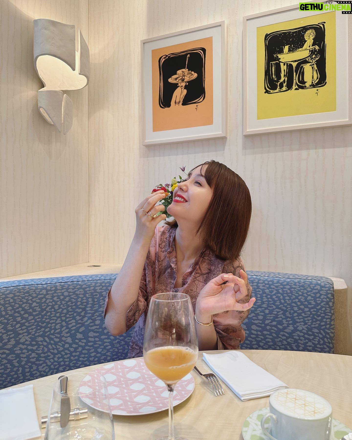 Reina Triendl Instagram - @dior 🕊️♡ House of Dior Ginza にて行われている 「ディオリビエラ」のポップインストアへ🐅🦒 虎や猿のモチーフやアンニュイなピンクのお洋服は幻想的な旅を思い起こさせてくれる…🦩♡ カフェ ディオール by ラデュレにもお邪魔して優雅なひとときを過ごさせていただきました #DIORIVIERA #cafediorbyladuree #SupportedbyDior #PR