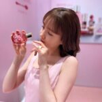 Reina Triendl Instagram - クラランス パティスリー コレクション にお邪魔しました🧁 ピンクのかわいく大人な世界観がすてきで…♡ フィックスメイクアップに刻印してもらえたり、ショッパーがまたかわいくて、、自分にも人にもプレゼントしたくなりました🤤 つけてるリップもいいでしょ😚？ コレクションアイテムのものです😚 植物へのこだわり🌿とフランスのパティスリー文化から生まれたパッケージや香りにも癒されました。 2/14（水）〜2/20（火） 新宿伊勢丹本館 1階にてポップアップ開催中です。ぜひに❤︎ #PR #クラランス #クラランスパティスリー #clarins
