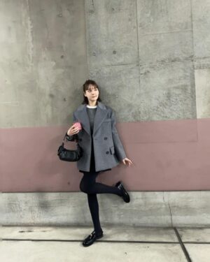 Reina Triendl Instagram - しふく〜🐬
ミニスカート大好きな冬。

タグ付けしたよ🏷️
ダウンは　#comoli 。