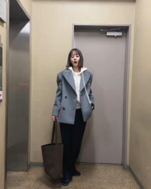 Reina Triendl Instagram - しふく〜🐬
ミニスカート大好きな冬。

タグ付けしたよ🏷️
ダウンは　#comoli 。