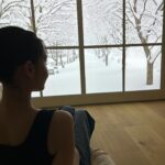 Reina Triendl Instagram - 最近のおうちでの楽しみ…♡ 大画面でドラマや映画を観ること! 夜な夜なピンポンやストロベリー・オンザ・ショートケーキ観てました🍓 Aladdin X2 Plusは天井に取り付けて、 照明一体型のプロジェクターとして使える優れもの。スピーカーにもなったり、すっごく便利です。 私の家では120インチくらいかな☺️ ルナが使っていて、真似っこしました😋 この日は暑くて、大好きな雪を眺めてた…❄️ #AladdinX #プロジェクター