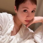 Reina Triendl Instagram – 最近アイメイクを少し濃いめに…というか、
アイラインをしっかり引くのが好きです🌸

ちょっとでも前髪が短いと気になっていた私がこんなに短くして、本当に自分でもびっくり。切ってからは、似合う洋服が変わったり、メイクが少しずつ変わってきたり…日々かな〜り楽しんでます☺️😽

プティカスタのベビーカステラは見た目がかわいくて思わず並んだのだけど、本当〜においしかった！素朴な味わい🤤
