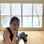 Reina Triendl Instagram - 最近のおうちでの楽しみ…♡ 大画面でドラマや映画を観ること! 夜な夜なピンポンやストロベリー・オンザ・ショートケーキ観てました🍓 Aladdin X2 Plusは天井に取り付けて、 照明一体型のプロジェクターとして使える優れもの。スピーカーにもなったり、すっごく便利です。 私の家では120インチくらいかな☺️ ルナが使っていて、真似っこしました😋 この日は暑くて、大好きな雪を眺めてた…❄️ #AladdinX #プロジェクター