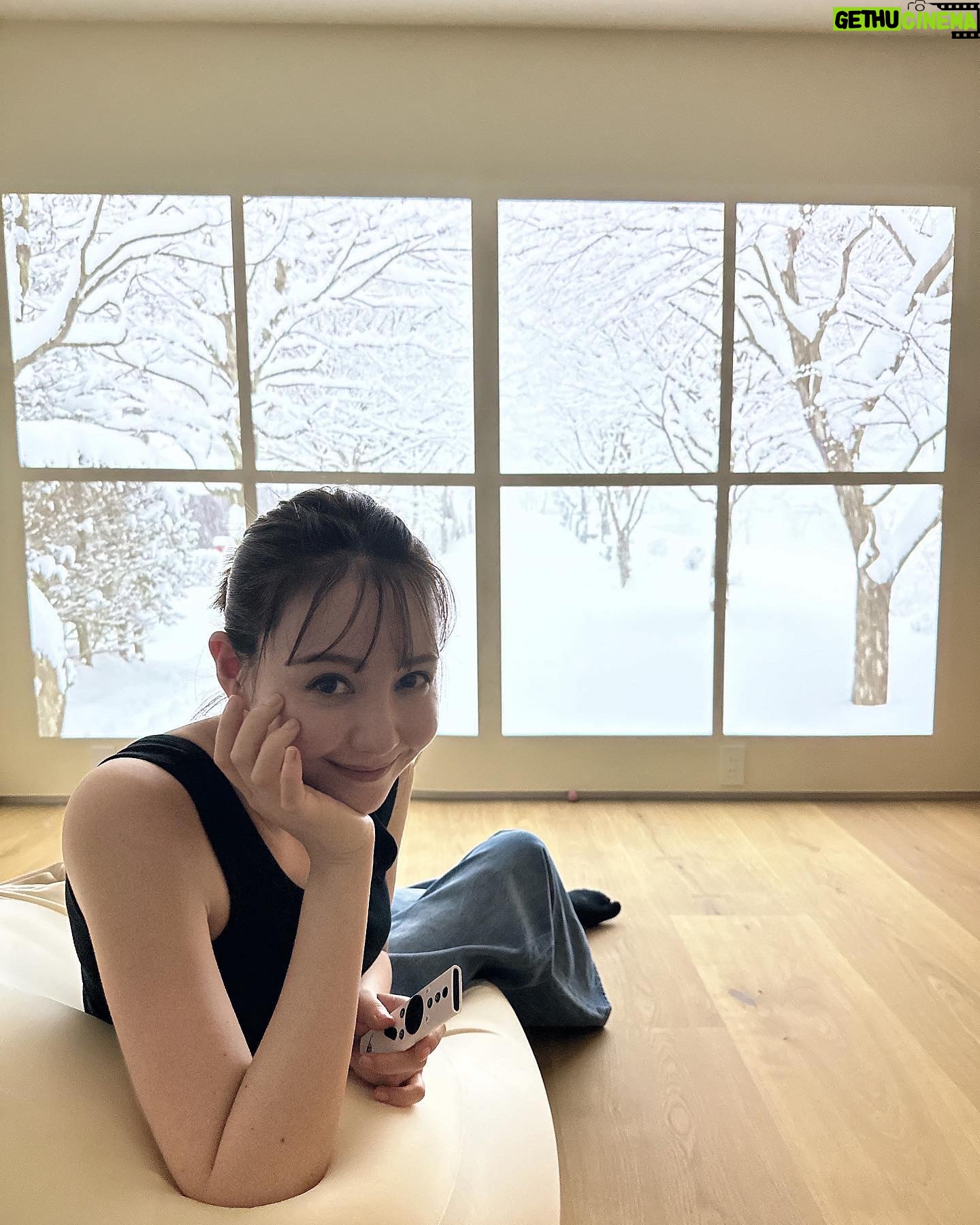Reina Triendl Instagram - 最近のおうちでの楽しみ…♡ 大画面でドラマや映画を観ること! 夜な夜なピンポンやストロベリー・オンザ・ショートケーキ観てました🍓 Aladdin X2 Plusは天井に取り付けて、 照明一体型のプロジェクターとして使える優れもの。スピーカーにもなったり、すっごく便利です。 私の家では120インチくらいかな☺️ ルナが使っていて、真似っこしました😋 この日は暑くて、大好きな雪を眺めてた…❄️ #AladdinX #プロジェクター