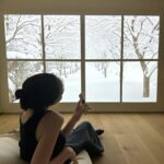 Reina Triendl Instagram - 最近のおうちでの楽しみ…♡ 大画面でドラマや映画を観ること! 夜な夜なピンポンやストロベリー・オンザ・ショートケーキ観てました🍓 Aladdin X2 Plusは天井に取り付けて、 照明一体型のプロジェクターとして使える優れもの。スピーカーにもなったり、すっごく便利です。 私の家では120インチくらいかな☺️ ルナが使っていて、真似っこしました😋 この日は暑くて、大好きな雪を眺めてた…❄️ #AladdinX #プロジェクター