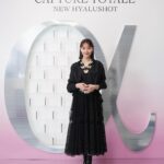 Reina Triendl Instagram - すーっと馴染んで、瞬時にハリとうるおいを感じた部分用美容液♡ 美容医療発想でヒアルロン酸を補充できるのだそう。すごい、、! メイクの上からも使えるので、これから手放せなくなりそう🤤 私は香りもすごく好きで、昨晩寝る前につけたら幸せな気持ちになりました🕊️ #カプチュールトータル　#ヒアルショット #SUPPORTEDBYDIOR