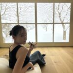 Reina Triendl Instagram - 最近のおうちでの楽しみ…♡ 大画面でドラマや映画を観ること! 夜な夜なピンポンやストロベリー・オンザ・ショートケーキ観てました🍓 Aladdin X2 Plusは天井に取り付けて、 照明一体型のプロジェクターとして使える優れもの。スピーカーにもなったり、すっごく便利です。 私の家では120インチくらいかな☺️ ルナが使っていて、真似っこしました😋 この日は暑くて、大好きな雪を眺めてた…❄️ #AladdinX #プロジェクター